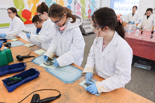 Rempli d’expérimentations ludiques, Le Bus des sciences de l’EPFL part ce printemps à la rencontre des écoles de Suisse romande. Un programme pédagogique lancé il y a quinze ans, qui a permis à plus de 45'000 enfants de découvrir les sciences et les technologies.