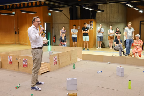 Quatre équipes de trois étudiants ont travaillé pendant un semestre pour concevoir et construire un robot de A à Z. Lors de la compétition, chacun des robots aura 10 minutes pour récolter le plus grand nombre de bouteilles vides et les ramener à la station de recyclage.