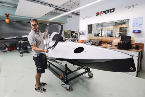 L’équipe SP80 vient d’accrocher pour la première fois un kite à son bateau, une nouvelle étape vers la tentative de battre le record du monde de vitesse à la voile et d’atteindre 150km/h à la seule force du vent. Un projet qui rassemble depuis cinq ans alumni, étudiantes et étudiants de l’EPFL.