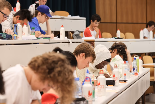 Le championnat des jeux mathématiques et logiques est une compétition populaire et scolaire organisée chaque année à l’échelon européen. Il voit s’affronter des passionné·e·s de mathématiques de toutes générations venus d’une douzaine de pays. Sa finale internationale, qui a traditionnellement lieu à Paris, sera cette année organisée à Lausanne (EPFL). La FSJM gère depuis plus de 30 ans l’organisation de ce championnat en Suisse. Finale sur le Campus EPFL