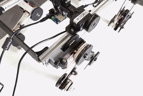 For his Master’s project at EPFL, Mickaël Achkar compiled data on the movements of dogs to develop a robotic version of the animal that, once set in motion, can run without assistance or motors.