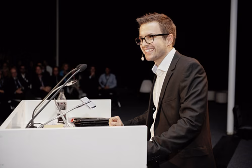 La première édition du gala EPFL Alumni a réuni près de 650 diplômé.es au Rolex Learning Center. Ils ont pu participer à une soirée festive et entendre le Prof. Patrick Aebischer – Président de l’EPFL jusqu’à fin 2016 – et le Prof. Martin Vetterli – Président de l’EPFL dès 2017 – échanger sur la transmission de Présidence.