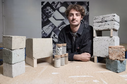 Pour son projet de master en architecture, Jeremy Morris a analysé le cycle des matériaux de construction du canton de Vaud. Son étude montre qu’un usage plus régulier de la terre crue pourrait diminuer l’impact carbone du secteur. 