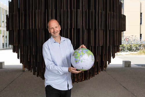 Il a plus de trente ans de Chine «dans les pattes» et des idées novatrices à revendre. Élu meilleur enseignant 2024 du programme en sciences humaines et sociales de l’EPFL, Marc Laperrouza lutte sans relâche contre le déterminisme technologique.