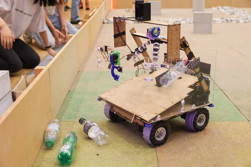 Quatre équipes de trois étudiants ont travaillé pendant un semestre pour concevoir et construire un robot de A à Z. Lors de la compétition, chacun des robots aura 10 minutes pour récolter le plus grand nombre de bouteilles vides et les ramener à la station de recyclage.