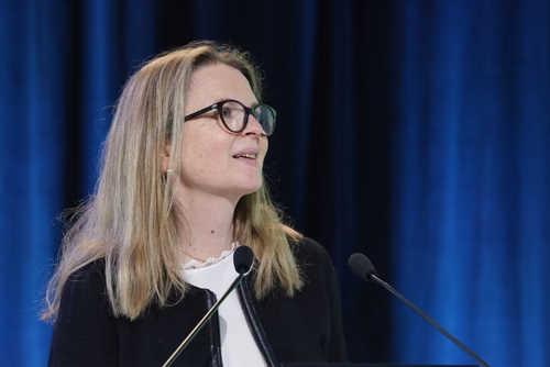 Dr Maria Van Kerkhove est une experte reconnue dans le domaine de la santé mondiale, actuellement Directrice par intérim de la gestion des menaces épidémiques et pandémiques à l’Organisation mondiale de la santé (OMS). Elle a joué un rôle essentiel en tant que responsable technique COVID-19, en charge du programme d’urgences sanitaires, puis en tant que responsable mondiale des incidents lors de l’épidémie de variole simienne (mpox) de 2024, déclarée urgence de santé publique de portée internationale (USPPI