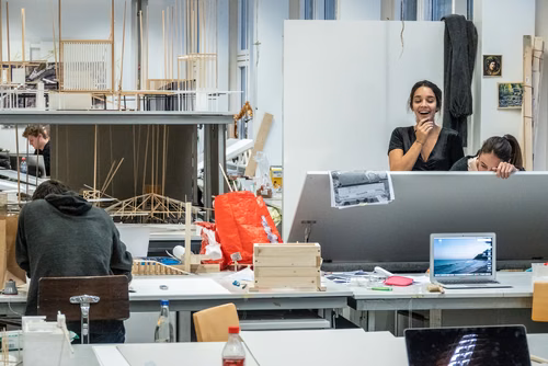 Etudiants de la Faculté de l’environnement naturel, architectural et construit (ENAC).