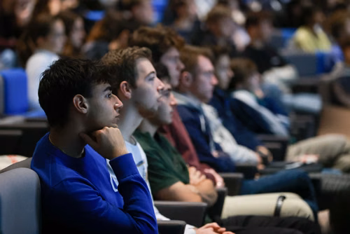 Un événement d’envergure pour préparer son avenir. Comme chaque année, l’EPFL, via son Service de promotion de l’éducation et en collaboration avec ses facultés, se réjouit d'accueillir les gymnasiennes et gymnasiens sur son campus. L’École propose de venir découvrir ses filières de formation, sa communauté estudiantine, son corps enseignant, ses équipes de recherche, les divers services dédiés aux étudiantes et étudiants débutant à l’EPFL, ainsi que les multiples associations chargées d’animer la vie socia