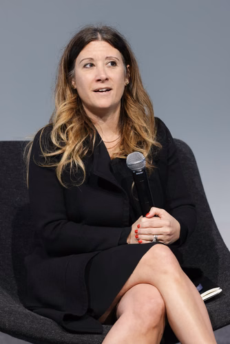Dr Maria Van Kerkhove est une experte reconnue dans le domaine de la santé mondiale, actuellement Directrice par intérim de la gestion des menaces épidémiques et pandémiques à l’Organisation mondiale de la santé (OMS). Elle a joué un rôle essentiel en tant que responsable technique COVID-19, en charge du programme d’urgences sanitaires, puis en tant que responsable mondiale des incidents lors de l’épidémie de variole simienne (mpox) de 2024, déclarée urgence de santé publique de portée internationale (USPPI