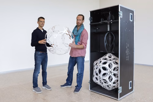 En 2023 et 2024, le professeur de l’EPFL Mark Pauly a accueilli deux artistes dans son laboratoire, leur donnant ainsi l’occasion de s’inspirer de ses recherches, tout en tirant parti de leur créativité. Leurs œuvres seront exposées à l’EPFL Pavilions à partir du 17 octobre.