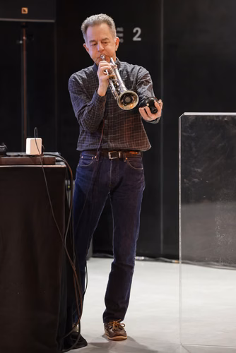 Dans le cadre de l'exposition actuelle Musica ex Machina, des artistes-chercheur·euses de l'Orpheus Instituut de Gand (BE) explorent l'espace intermédiaire. Ils·elles présentent des instruments nouveaux et étendus, des interfaces inédites, des objets quotidiens réaffectés et l'espace lui-même. Nous faisons l'expérience de l'interaction entre musiciens et algorithmes, de la mécanique à l'IA, dans la composition, l'improvisation et l'installation, pour sonder la technicité inhérente à la musique et à la fabri
