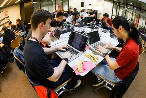 Capture The Flag (capture du drapeau) ou CTF est une compétition de cybersécurité dont le but est de faire de l’ingénierie inverse, de décrypter et de pirater des systèmes informatiques pour capturer des drapeaux et gagner des points pour son équipe. Final