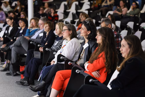 Bien que la représentation des étudiantes à l'EPFL ait progressé au cours des dix dernières années - atteignant désormais 30% -, de nombreux défis demeurent pour l'accès des filles et des femmes aux études et aux carrières scientifiques.