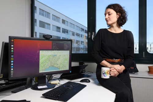 Anaïs Ladoy, doctorante au Laboratoire de systèmes d’information géographique (LASIG), a opté pour l’usage exclusif de logiciels libres dans le cadre de sa thèse. Ceci afin de rendre ses résultats reproductibles et accessibles à toutes et à tous.