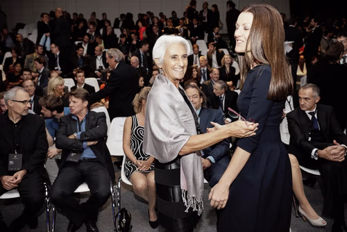 La première édition du gala EPFL Alumni a réuni près de 650 diplômé.es au Rolex Learning Center. Ils ont pu participer à une soirée festive et entendre le Prof. Patrick Aebischer – Président de l’EPFL jusqu’à fin 2016 – et le Prof. Martin Vetterli – Président de l’EPFL dès 2017 – échanger sur la transmission de Présidence.