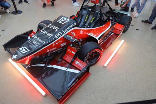 L’équipe a dévoilé mercredi soir sa nouvelle voiture de Formula Student électrique dans le nouveau makerspace de l’EPFL. Elle participera à quatre compétitions cet été en Europe. Artemis, la nouvelle voiture de Formula Student de l'EPFL Racing Team.