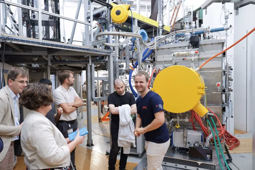 On September 21st, EPFL celebrate the 30th anniversary of its flagship experiment, the Tokamak à Configuration Variable (TCV). Operated by the Swiss Plasma Center as part of the EUROfusion Consortium, it is one of the key European facilities for the ITER project, which aims to demonstrate the scientific and technological feasibility of fusion as an energy source, and the development of DEMO, whose objective is to prove its commercial feasibility. The TCV Tokamak represents a major asset in the global effort