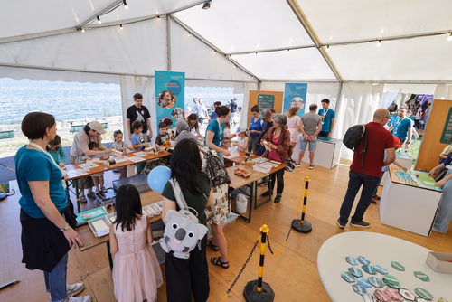 Organisée par le Musée d’histoire des sciences de la Ville de Genève, la Nuit de la science attire, à chaque édition, plus de 30’000 curieux ou passionnés de la science et propose une cinquantaine de stands, ateliers et autres animations qui permettent aux scientifiques d’aller à la rencontre du grand public. Ce dialogue est à la base d’une communication indispensable pour faire découvrir les sciences d’aujourd’hui que ce soit auprès des adultes ou des jeunes. Service de promotion des sciences de l'EPFL 