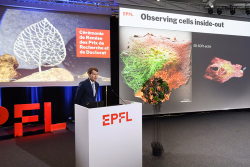 Cette cérémonie a pour objectif de remettre les Prix de la Recherche de l'EPFL aux lauréat·es et de féliciter toutes les doctorantes et doctorants qui ont terminé leur thèse avec succès cette année.
