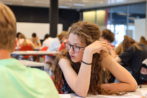Le concours Alkindi-suisse est une compétition de cryptographie qui a lieu chaque année et ouverte aux classes de 9e, 10e et 11e secondaires. Il est organisé par l’EPFL, les associations Animath et France-ioi. La participation est entièrement gratuite.