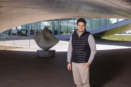 À peine son Master en poche, Raphaël Gindrat cofonde la start-up Bestmile en 2014, dont le covid et la conjoncture ont eu raison en 2021. Fort de toutes les compétences acquises dans l’aventure, il crée en 2024 une nouvelle entreprise active dans l’acquisition et l’aide au développement de PME.