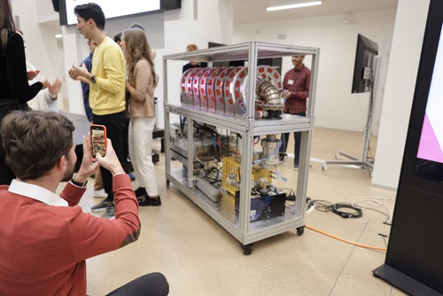 After two months of conducting research in an EPFL laboratory, the interns will present their research projects in the form of a poster or a short oral presentation (My research in 180 sec) to a selected audience including professors, donors, organizers as well as the cohort of interns.