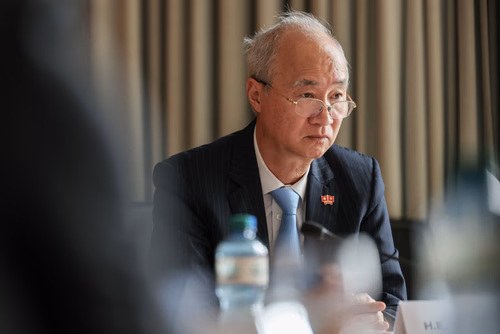 Visite d'une délégation du gouvernement vietnamien le 29 juillet 2025 à l'EPFL. Parmi le groupe, S.E. M. Le Thanh Long, Vice-premier ministre, et S.E. M. Nguyen Duc Hai, Vice-Président de l’Assemblée nationale, ainsi que des représentants de ministères clés et d’institutions nationales. La délégation a été accueillie par Ambrogio Fasoli, Vice-président pour les Affaires Académiques de l’EPFL, par Antoine Jourdan, directeur de SIP West EPFL et par Gillian Olivieri, directrice adjointe des Affaires internatio