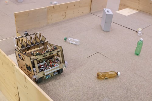 Quatre équipes de trois étudiants ont travaillé pendant un semestre pour concevoir et construire un robot de A à Z. Lors de la compétition, chacun des robots aura 10 minutes pour récolter le plus grand nombre de bouteilles vides et les ramener à la station de recyclage.