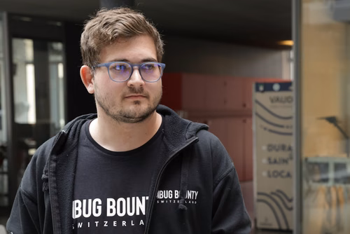 Capture The Flag (capture du drapeau) ou CTF est une compétition de cybersécurité dont le but est de faire de l’ingénierie inverse, de décrypter et de pirater des systèmes informatiques pour capturer des drapeaux et gagner des points pour son équipe. Cérémonie des prix