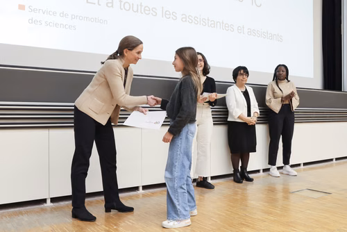 Journée à la découverte des Sciences Remise attestations "Internet & Code pour les filles" Service de la promotion des Sciences de l'EPFL 
