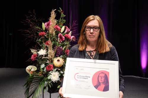 La fondation EPFL-WISH remet le 18 octobre son prix à la vaccinologue britannique, spécialiste des vaccins contre la grippe et des pathogènes viraux émergents. Prix Erna Hamburger