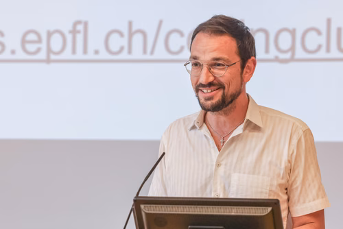 Remise des attestations aux participantes et participants aux cours organisés par le Service de Promotion des Sciences dans le canton du Jura. Avec la participation, pour cette édition, du ministre de l'enseignement, Martial Coutet et du vice-président pour l’innovation et l’impact, Edouard Bugnon