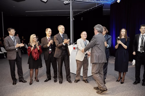 La première édition du gala EPFL Alumni a réuni près de 650 diplômé.es au Rolex Learning Center. Ils ont pu participer à une soirée festive et entendre le Prof. Patrick Aebischer – Président de l’EPFL jusqu’à fin 2016 – et le Prof. Martin Vetterli – Président de l’EPFL dès 2017 – échanger sur la transmission de Présidence.