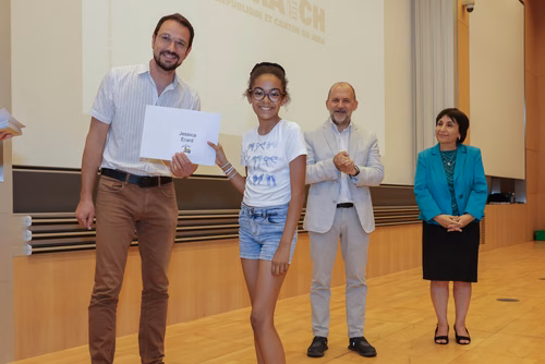 Remise des attestations aux participantes et participants aux cours organisés par le Service de Promotion des Sciences dans le canton du Jura. Avec la participation, pour cette édition, du ministre de l'enseignement, Martial Coutet et du vice-président pour l’innovation et l’impact, Edouard Bugnon