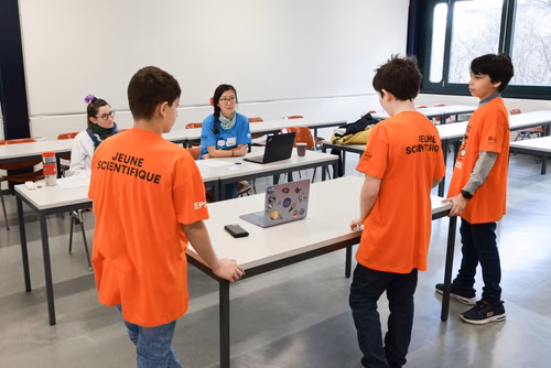 La 10ème édition du championnat de science par équipes, "Curieux et inventifs", permet à des jeunes filles et garçons de 8 à 15 ans de développer leur goût de la réflexion et de la recherche scientifique. Ils peuvent ainsi dévoiler leur inventivité dans une ambiance ludique et créative.