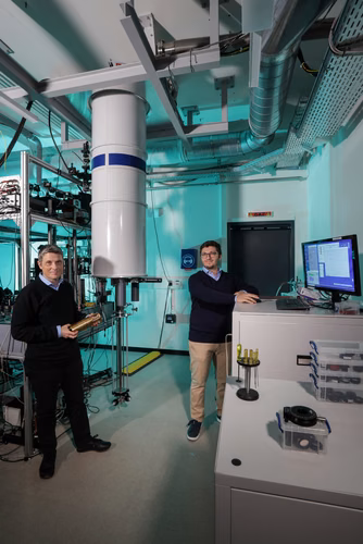Des ingénieurs de l’EPFL ont créé un dispositif capable de convertir efficacement la chaleur en tension électrique à des températures inférieures à celles présentes dans l’Espace. Cette innovation pourrait permettre de surmonter un obstacle de taille au développement des technologies d’informatique quantique, qui nécessitent des températures extrêmement basses pour un fonctionnement optimal.