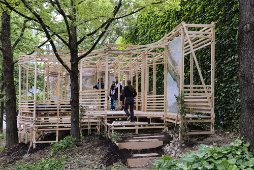 Les étudiantes et étudiants en première année d’architecture de l’EPFL investissent les espaces publics genevois. Ainsi, le Musée International de la Croix-Rouge et du Croissant-Rouge s’ouvre dans le Jardin des Nations. À Onex, l’avenue des Grandes Communes se transforme en un espace piétonnier animé. Des constructions éphémères à découvrir et à s’approprier tout l’été.