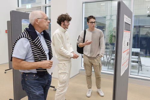 After two months of conducting research in an EPFL laboratory, the interns will present their research projects in the form of a poster or a short oral presentation (My research in 180 sec) to a selected audience including professors, donors, organizers as well as the cohort of interns.