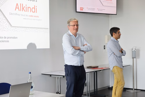 Le concours Alkindi-suisse est une compétition de cryptographie qui a lieu chaque année et ouverte aux classes de 9e, 10e et 11e secondaires. Il est organisé par l’EPFL, les associations Animath et France-ioi. La participation est entièrement gratuite.