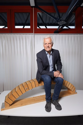 Depuis plus de quarante ans, Eugen Brühwiler est l’ardent défenseur d’une ingénierie durable, tournée vers les structures existantes. Fin novembre 2023, il a pris sa retraite, non sans avoir auparavant été désigné meilleur enseignant de la section de génie civil.