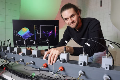 Des scientifiques de l’EPFL ont conçu un système acoustique pour dépasser les contraintes de la physique quantique et étudier comment les atomes communiquent dans la matière condensée. Ils espèrent construire la version acoustique d’un ordinateur quantique.