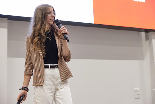 After two months of conducting research in an EPFL laboratory, the interns will present their research projects in the form of a poster or a short oral presentation (My research in 180 sec) to a selected audience including professors, donors, organizers as well as the cohort of interns.