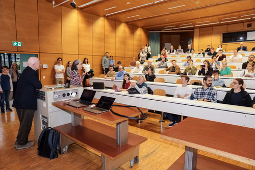 A l'occasion du dernier cours de Claude Nicollier, ses amis, collègues et famille lui ont fait la surprise d'être présents