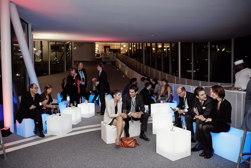 La première édition du gala EPFL Alumni a réuni près de 650 diplômé.es au Rolex Learning Center. Ils ont pu participer à une soirée festive et entendre le Prof. Patrick Aebischer – Président de l’EPFL jusqu’à fin 2016 – et le Prof. Martin Vetterli – Président de l’EPFL dès 2017 – échanger sur la transmission de Présidence.