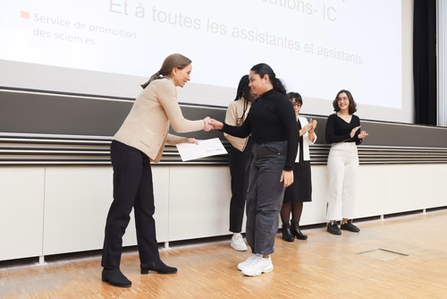 Journée à la découverte des Sciences Remise attestations "Internet & Code pour les filles" Service de la promotion des Sciences de l'EPFL 