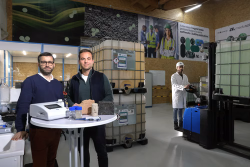 Une étude démontre la pertinence de nouvelles souches environnementales pour la fabrication de biociment. Son premier auteur, Dimitrios Terzis, est chercheur à l’EPFL et co-fondateur de la start-up Medusoil. Depuis 2024, la start-up produit ses liants durables dans le canton de Vaud.