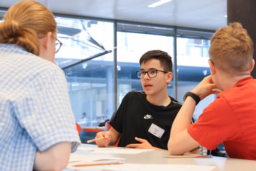 Le concours Alkindi-suisse est une compétition de cryptographie qui a lieu chaque année et ouverte aux classes de 9e, 10e et 11e secondaires. Il est organisé par l’EPFL, les associations Animath et France-ioi. La participation est entièrement gratuite.