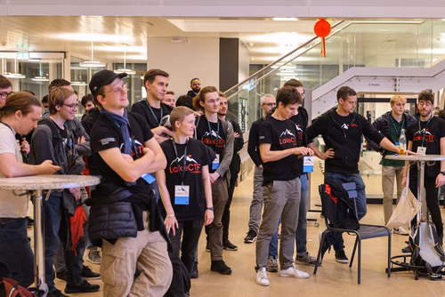 Cette année, la Faculté informatique et communications célèbre son 20e anniversaire, une étape importante dans un domaine qui s’est transformé au cours des deux dernières décennies. Durant cette période, des milliers d’étudiantes et étudiants en bachelor, en master et en doctorat ont obtenu leur diplôme, et ont ensuite contribuer à l’évolution de la branche, tant dans le milieu universitaire que dans le secteur privé.