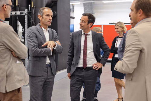 Après 3 ans de travaux, l’EPFL inaugure aujourd’hui sa nouvelle centrale thermique qui permet au campus lausannois de se chauffer et de se refroidir intégralement avec l’eau du lac et en exploitant la chaleur dégagée par son centre de données. Pour l’École, il s’agit d’une étape majeure en vue d’atteindre la neutralité carbone.