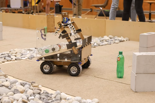 Quatre équipes de trois étudiants ont travaillé pendant un semestre pour concevoir et construire un robot de A à Z. Lors de la compétition, chacun des robots aura 10 minutes pour récolter le plus grand nombre de bouteilles vides et les ramener à la station de recyclage.